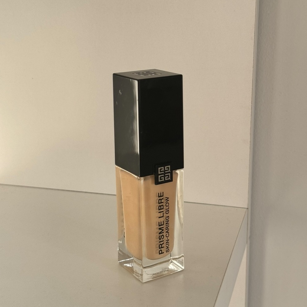 Givenchy Prisma Libre Skin Caring Glow Foundation - Shade 1-N95